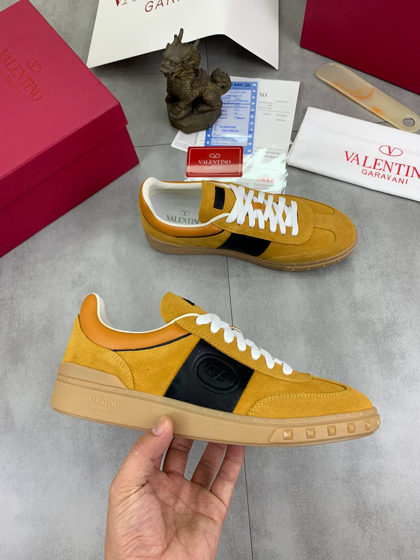 Men's Men's Shoes P520 New Couple Style Valentino Valentino 2025/UPVILLAGE Couple Casual Sports Shoes Moral Training Shoes 🆚Professional high-end, perfect replica, first-class quality, all made of original 1:1 materials, exclusive mold opening! 🎁Full set of high-end packaging at the counter ✔️Fabric: high mercerized cowhide ✔️Outsole: TPU material outsole ✔️Size: female 35-40 male 39-45 (female 41 male 38.46) 🆚All details are customized at 1:1 mold, striving for perfection!